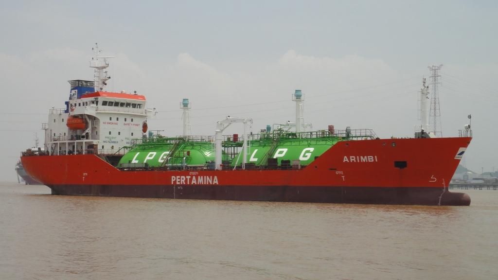 我公司设计印尼国家石油公司5000立方全压式LPG运输船首制船‘ARIMBI’顺利交船